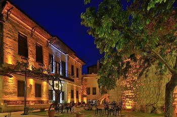 Heaven Cave House Hotel