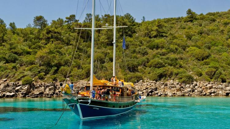 Bodrum’da Tekne Turları: En Güzel Koylar ve Mavi Yolculuk Deneyimi