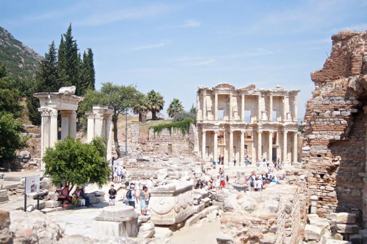Efes Antik Kenti Rehberi | Tarih, Gezilecek Yerler ve İpuçları